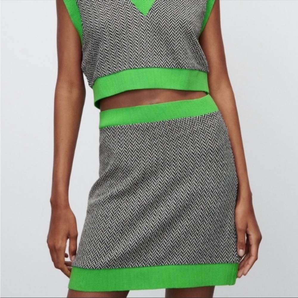 NWOT Zara Black & White Chevron Print Knit Skirt Lime Green Trim - Large